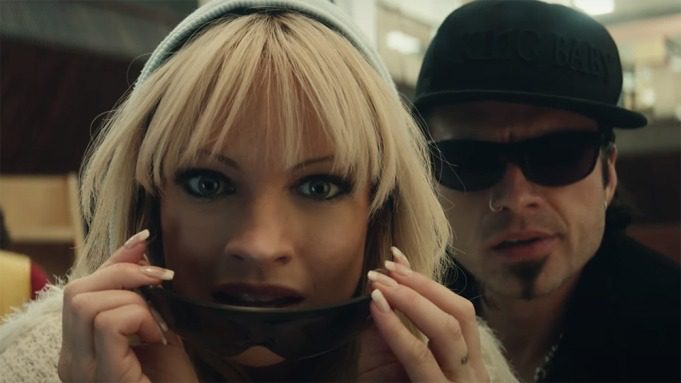 Hulu показал первый трейлер сериала «Пэм и Томми» о секс-символе 90-ых_2144