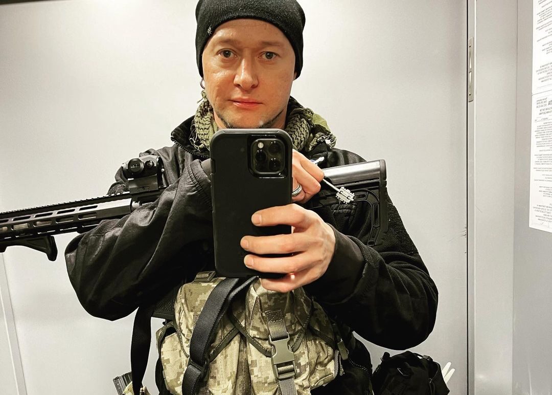 Андрей Хлывнюк попал под минометный обстрел: что с артистом_7821