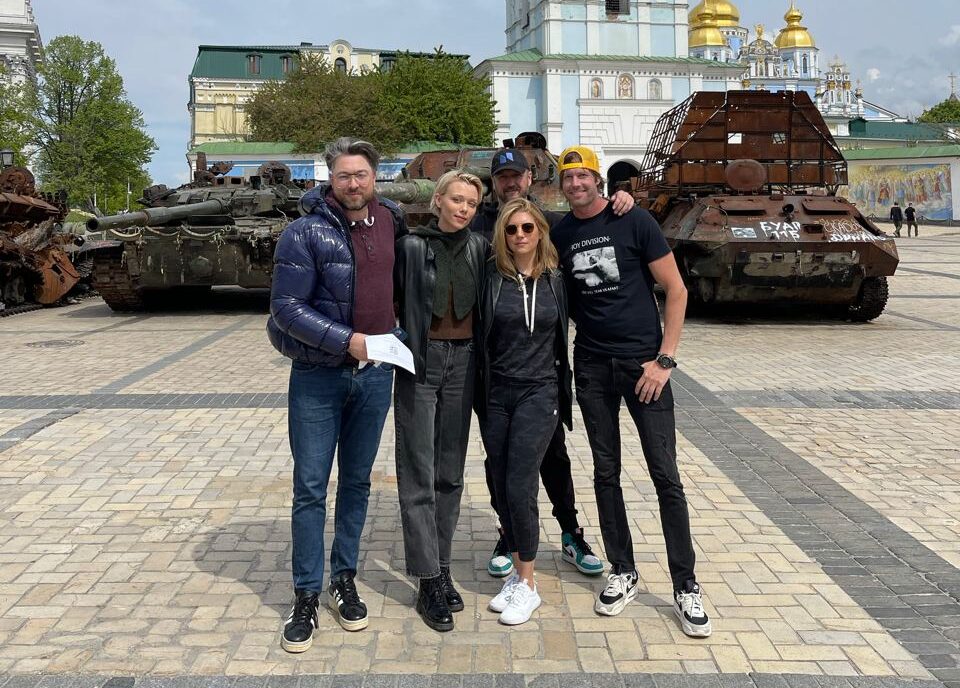 Голлівудські зірки Кетрін Винник та Іванна Сахно приїхали до Києва_21591
