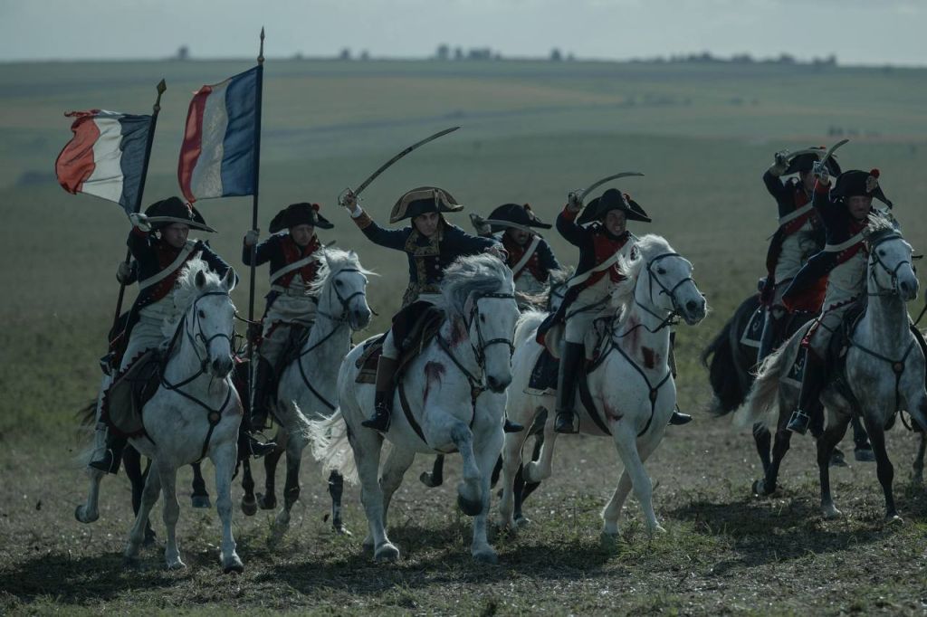 Вийшов дебютний трейлер фільму “Наполеон” Рідлі Скота з Хоакіном Феніксом і Ванессою Кірбі_23889